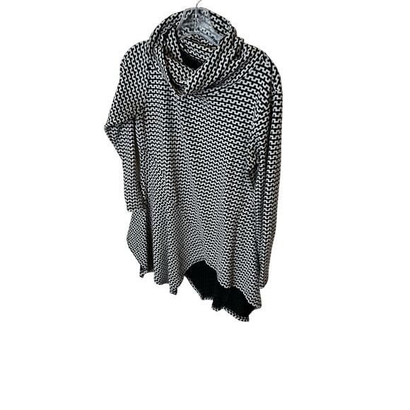 Niche geometric cowl‎ neck top -s - Picture 1 of 3